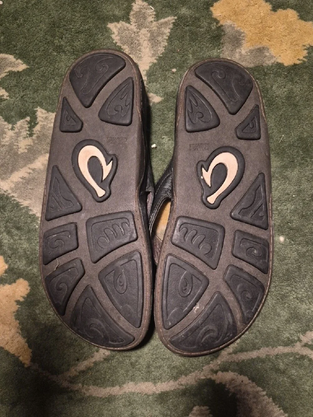 OluKai Men's Black Leather Thong Sandals